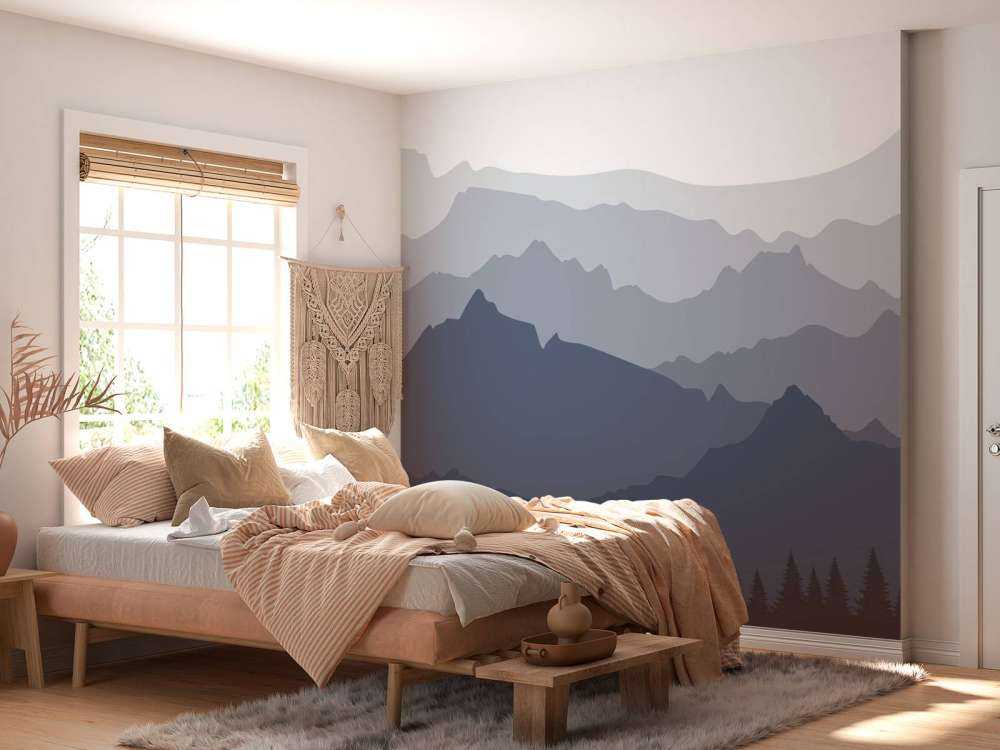 Donkere bergen met sparrenbos