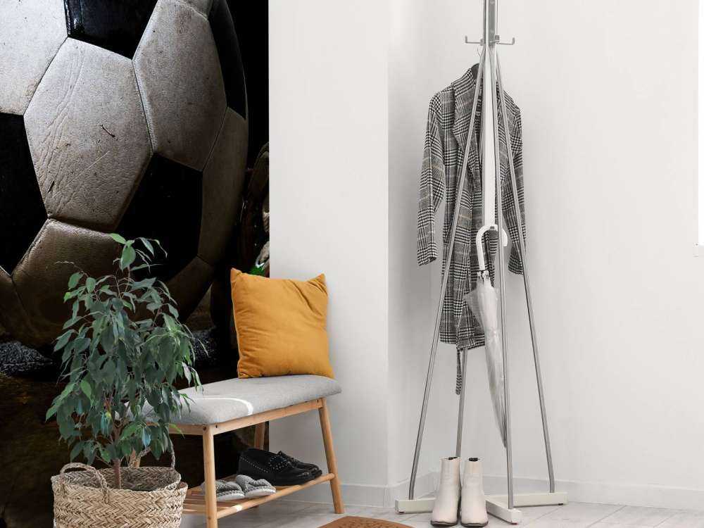 Voetbal tussen twee sneakers