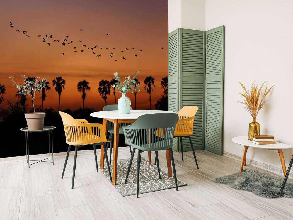 Palmbomen met groep vogels