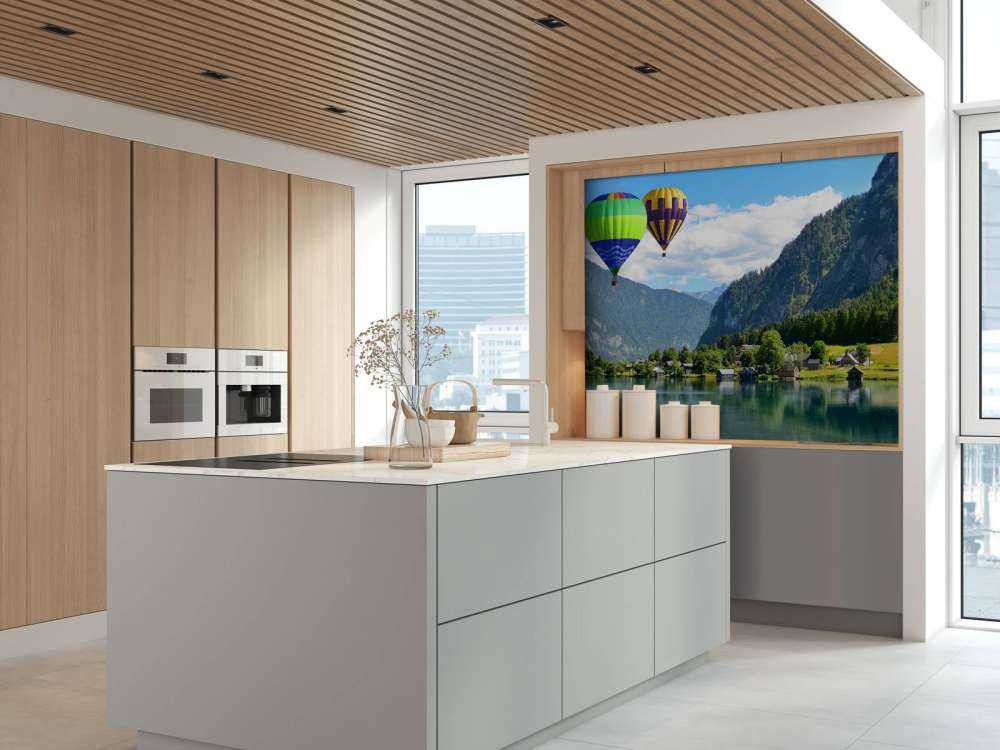 Luchtballonnen tussen de bergen