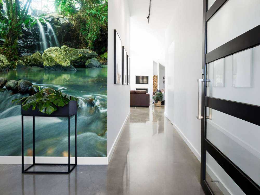 Waterval door een tropisch regenwoud