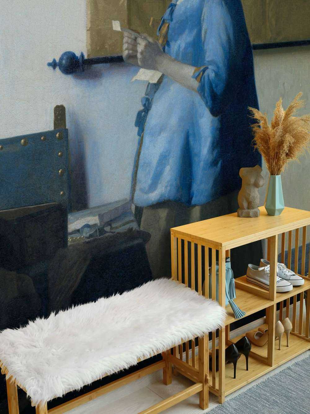 Brieflezende vrouw in het blauw