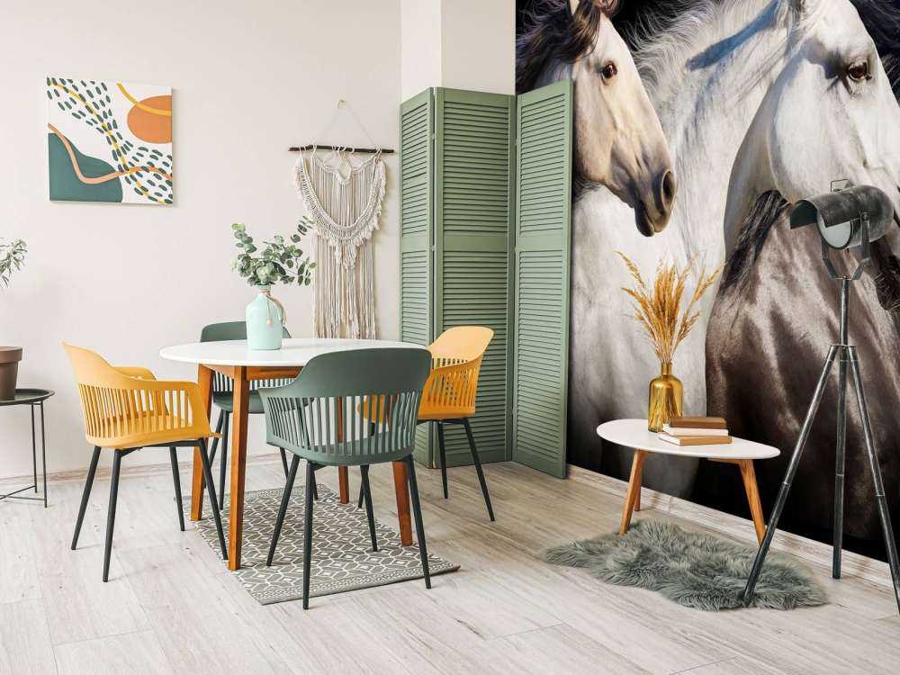 Drie paarden met een zwarte achtergrond