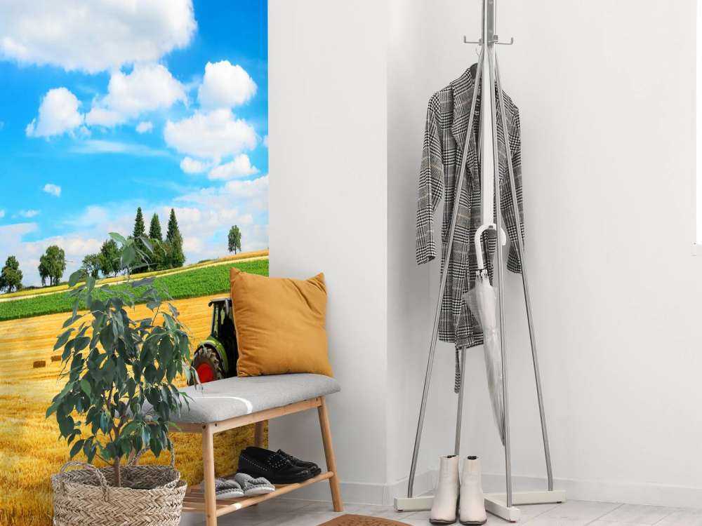 Tractor verplaatst hooibalen