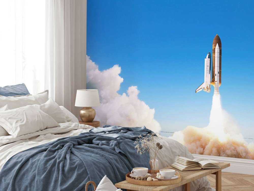 Space Shuttle stijgt op met rookwolk