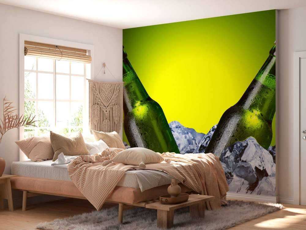 Groene bierflesjes met een groene achtergrond