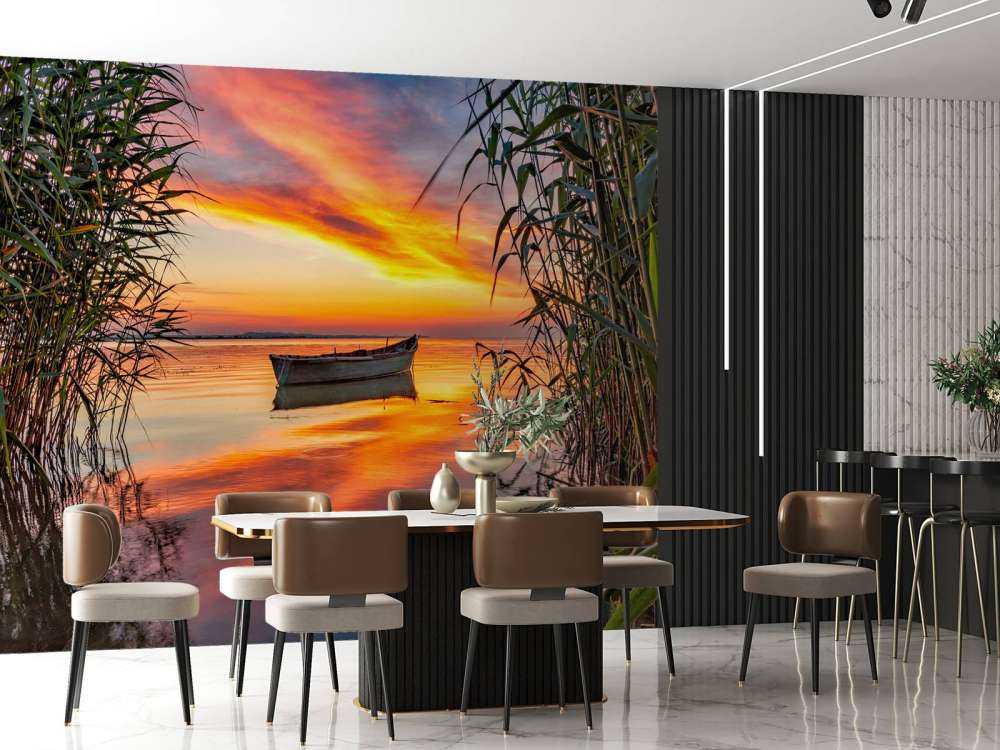 Boot met riet in de avond