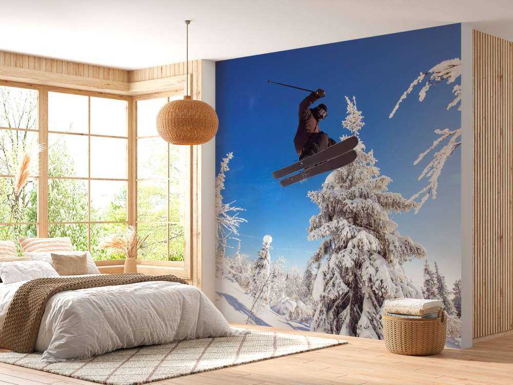 Skiër maakt een hoge sprong