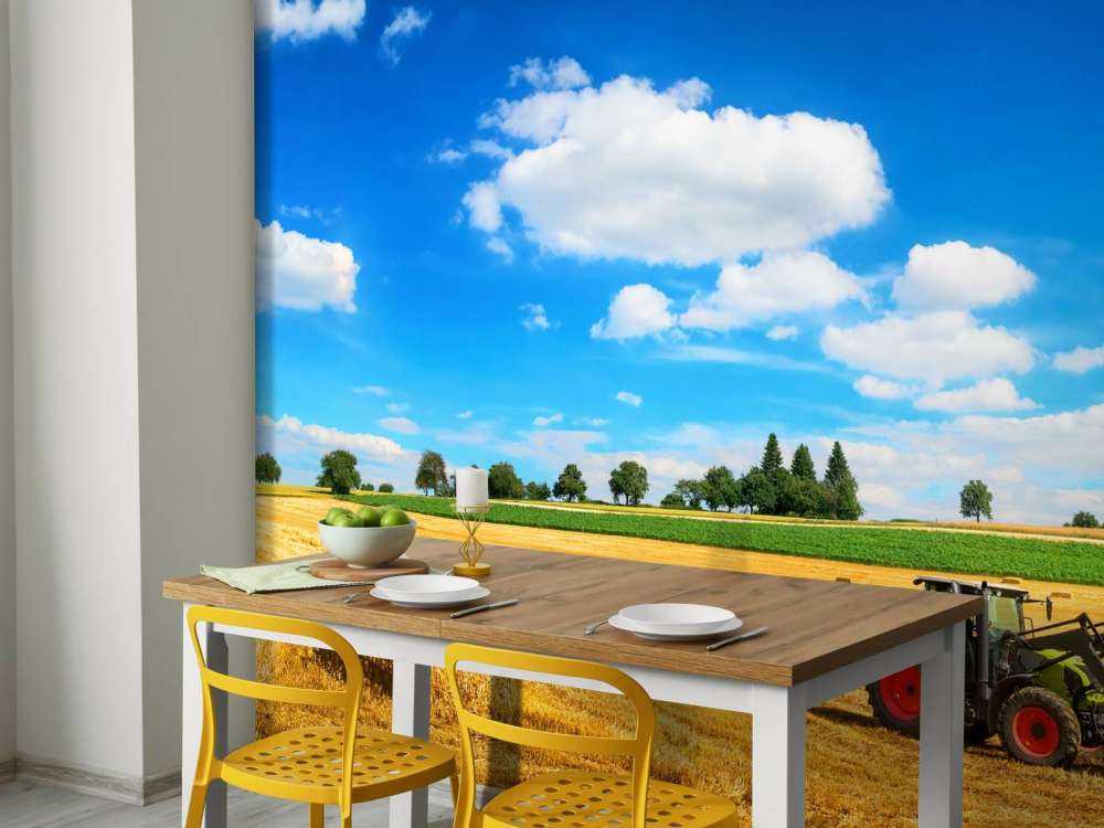 Tractor verplaatst hooibalen