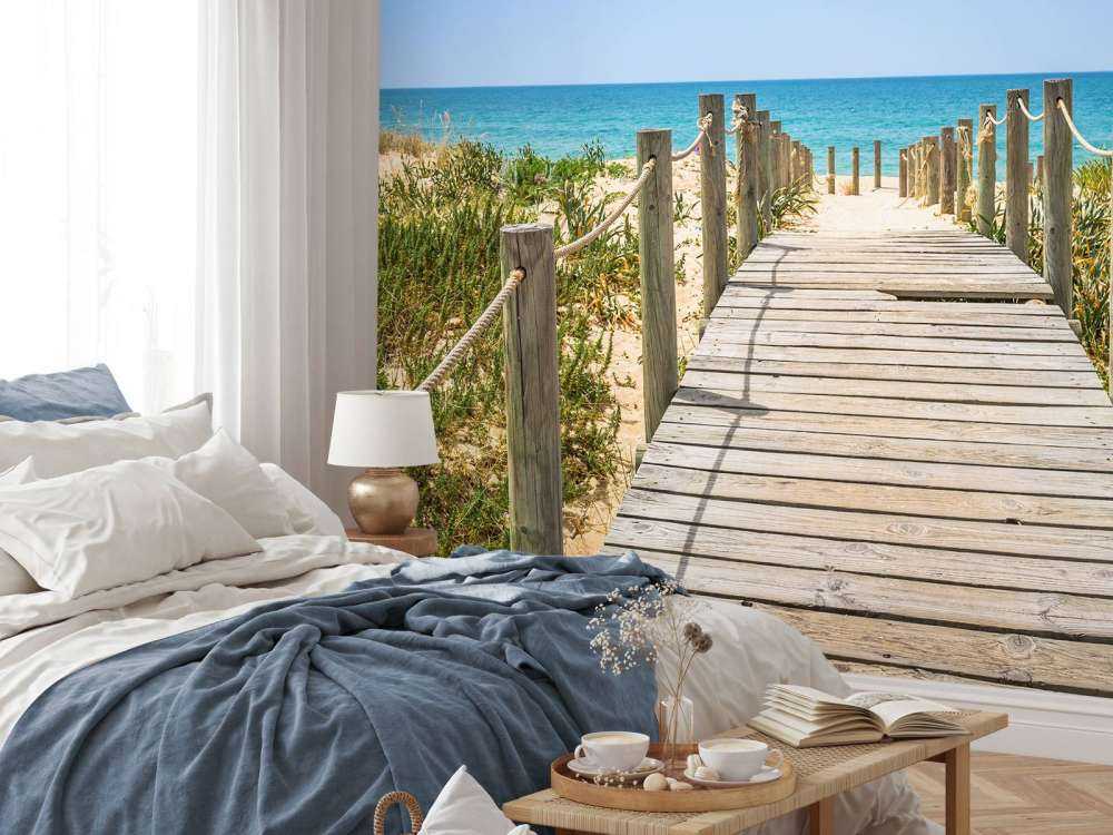 Houten brug naar het strand