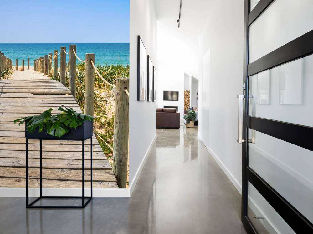 Houten brug naar het strand