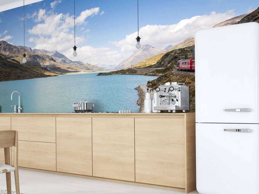 Rode trein langs een meer