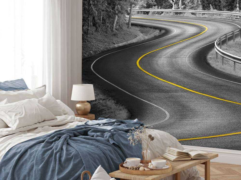 Weg met een gele streep