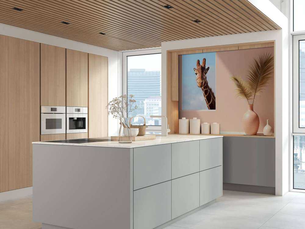 Nieuwsgierige giraffe aan het raam