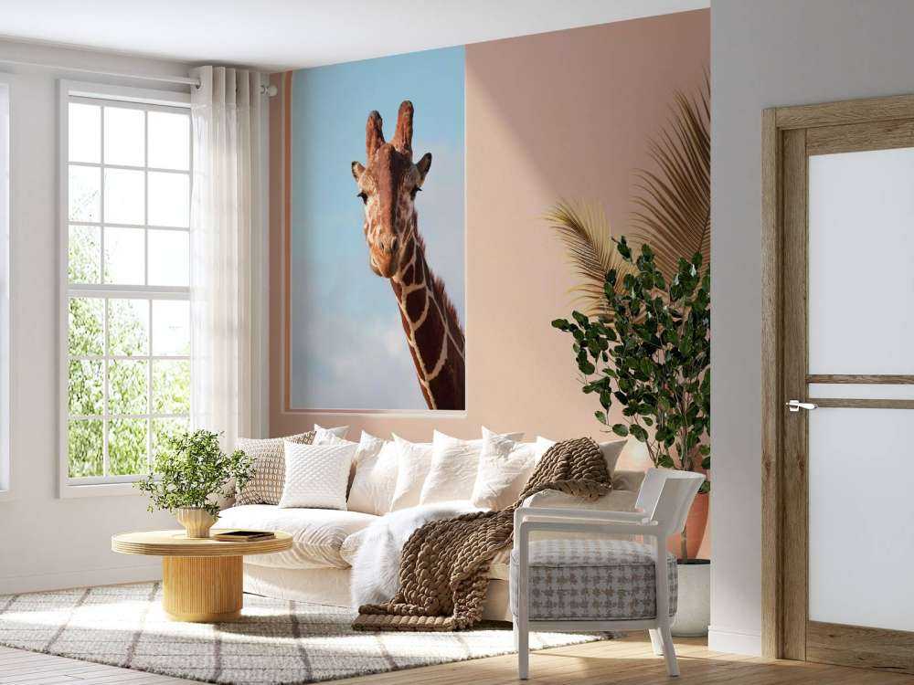 Nieuwsgierige giraffe aan het raam