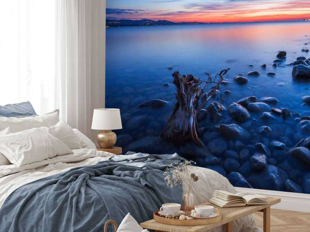 Rotsige oever bij avondlicht