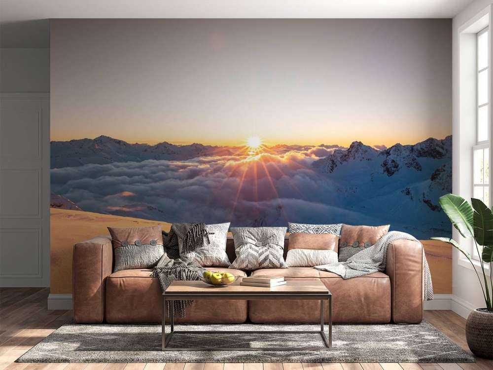 Zonlicht boven wolkendek in bergen