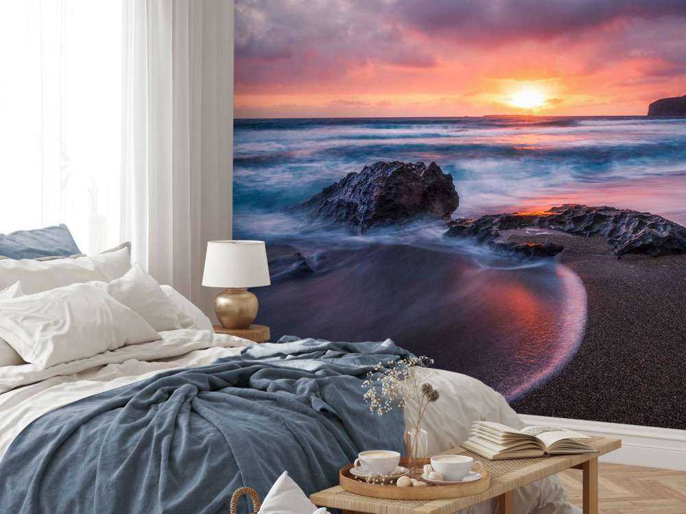 Rotsachtige kust bij zonsondergang