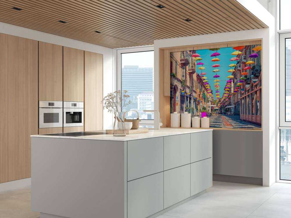 Vrolijke parasols boven zonnige straat