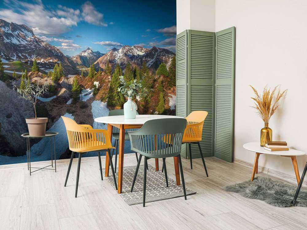 Lentezon over besneeuwd bergwoud