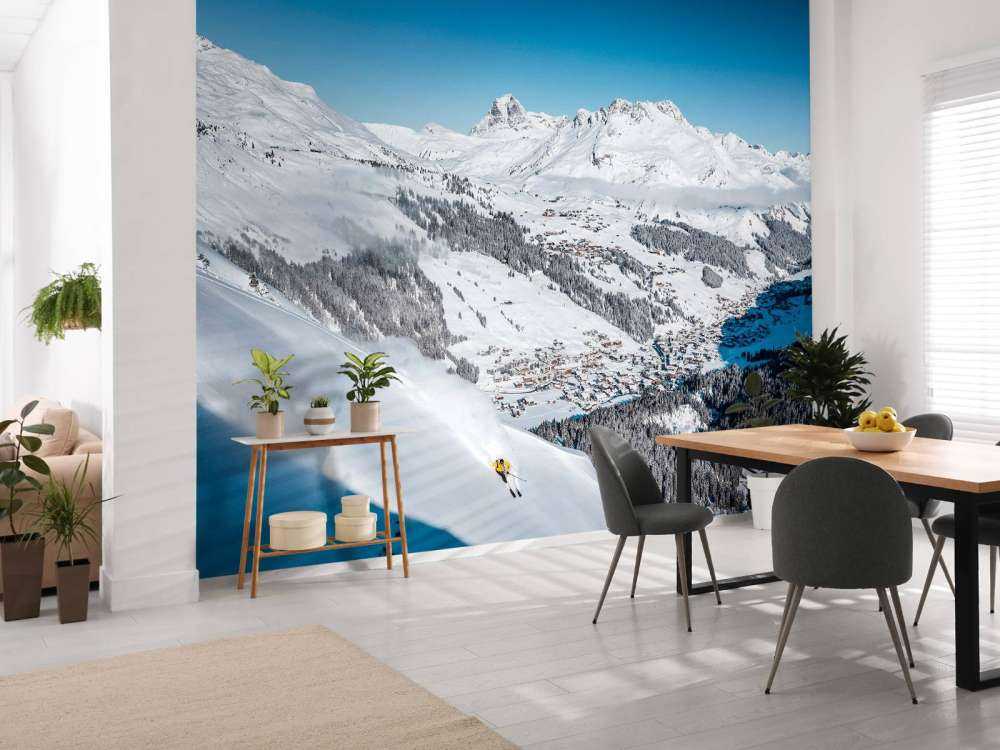 Afdaling boven alpendorp in sneeuw