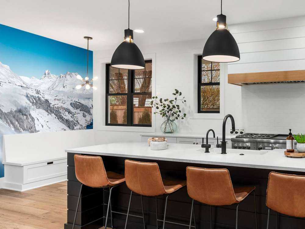 Afdaling boven alpendorp in sneeuw