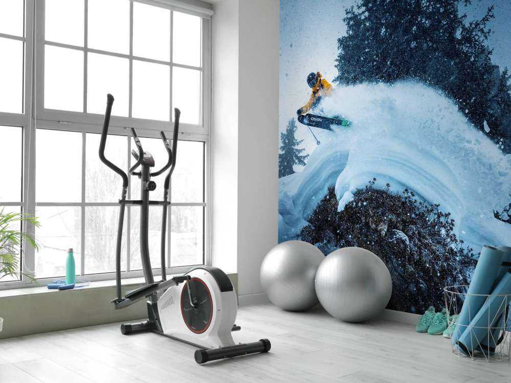 Sprong in sneeuwstorm tussen naaldbomen