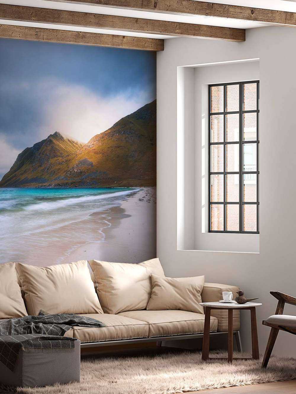 Zonlicht op berg en branding