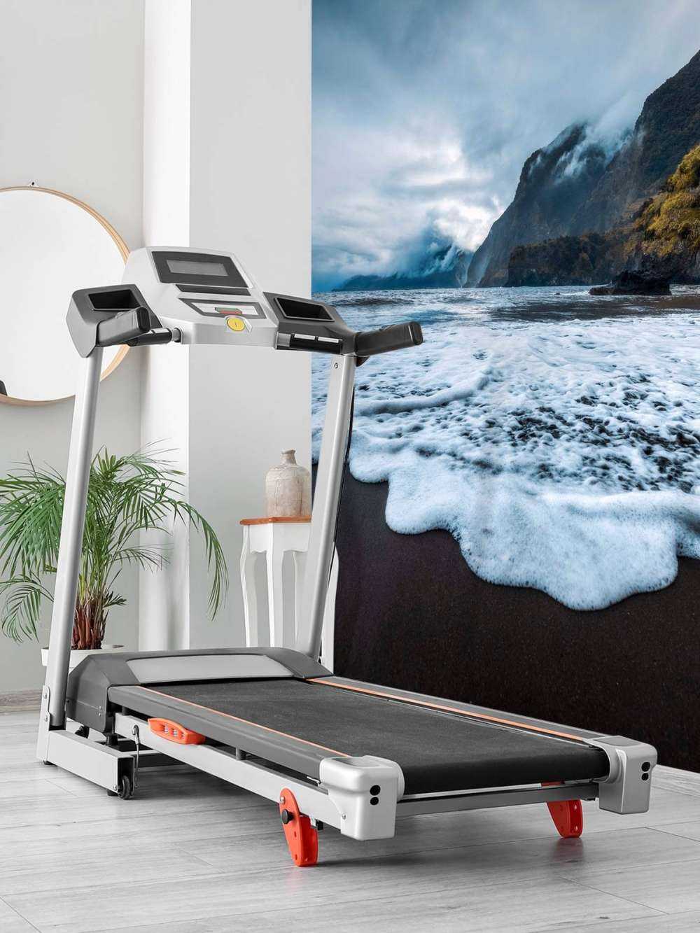 Dramatische kust met mistige kliffen