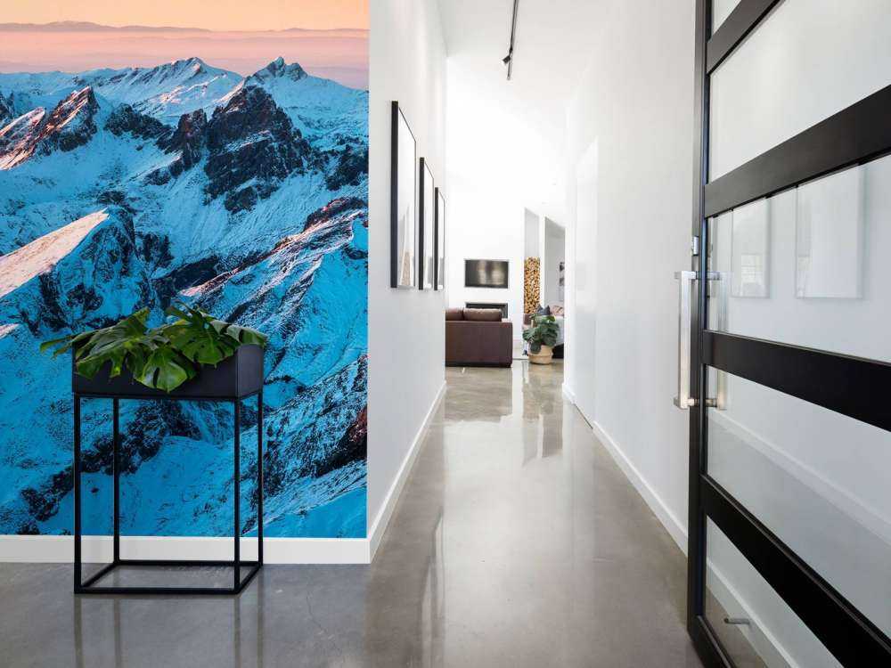 Zonsopkomst over besneeuwd bergmassief