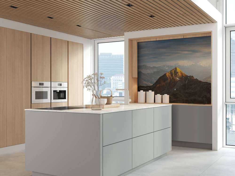 Gouden zonlicht op bergtop bij zonsopkomst