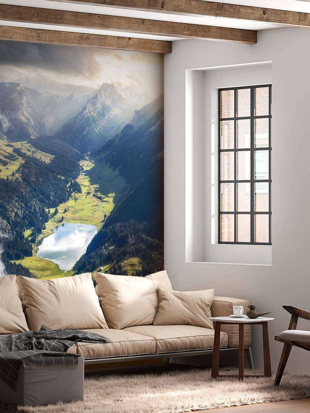 Zonlicht over bergmeer in vallei