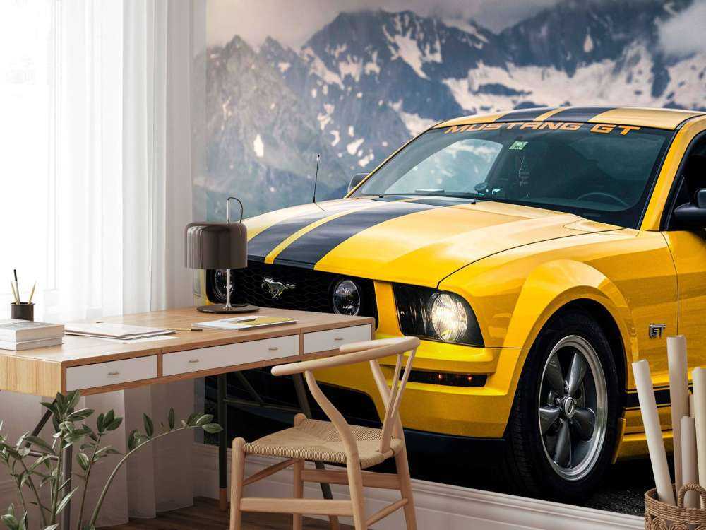 Gele mustang in berglandschap