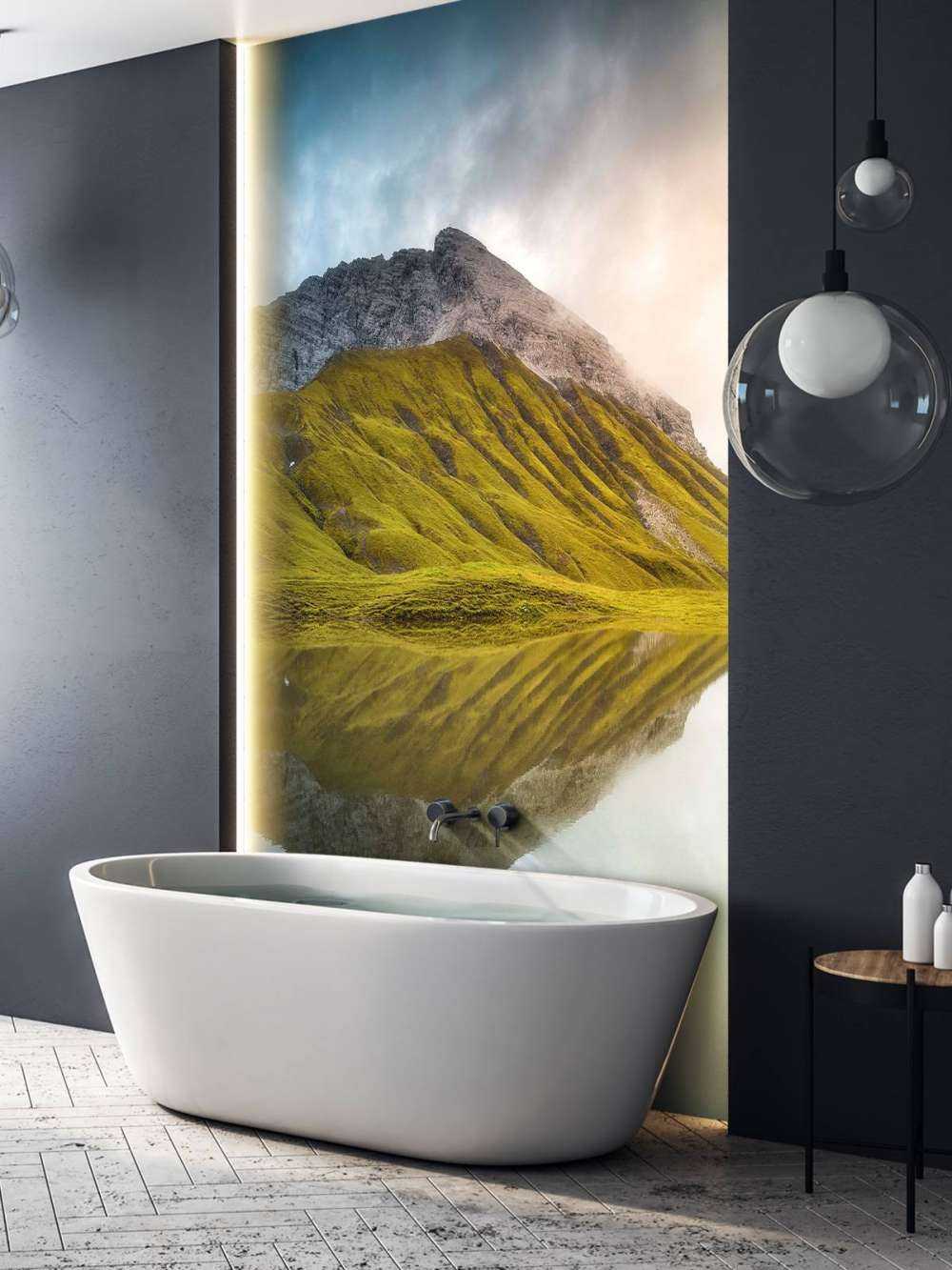 Bergtop weerspiegeld in ochtendlicht