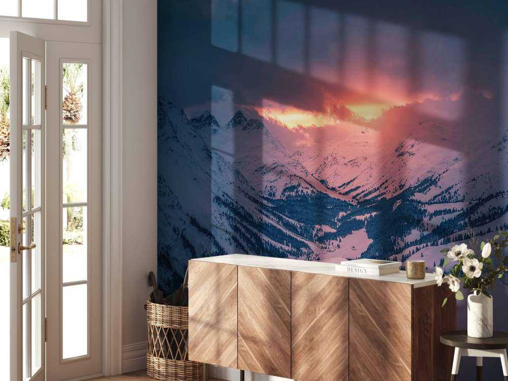 Avondgloed boven stil bergdal