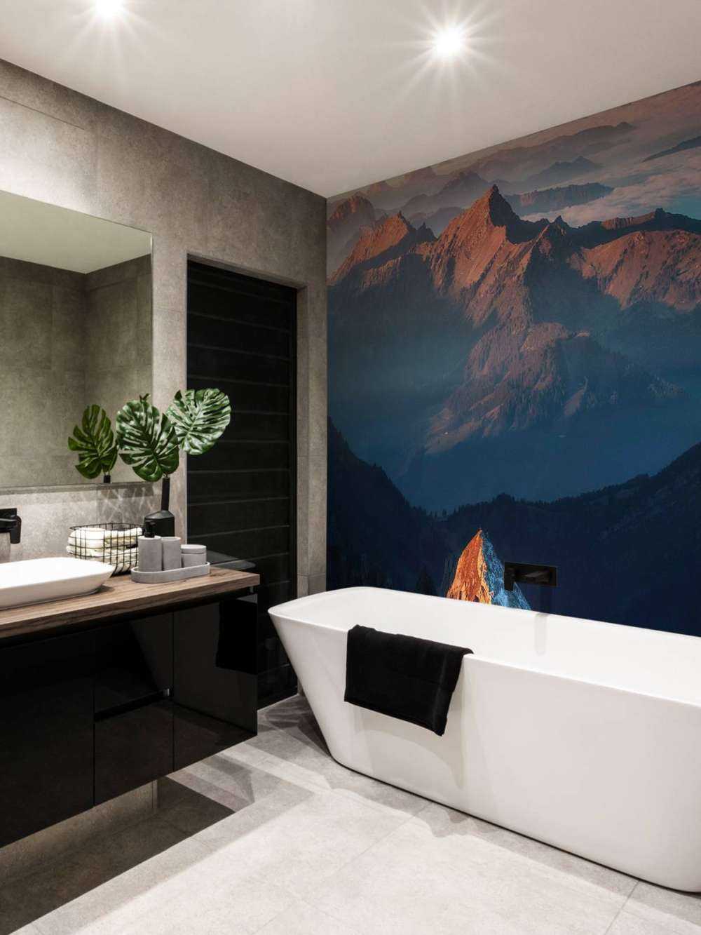 Eerste zonlicht op bergkam