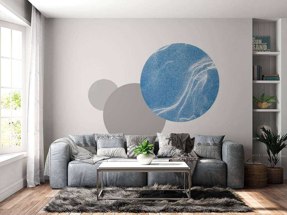 Wervelende sneeuw op ijsblauw landschap