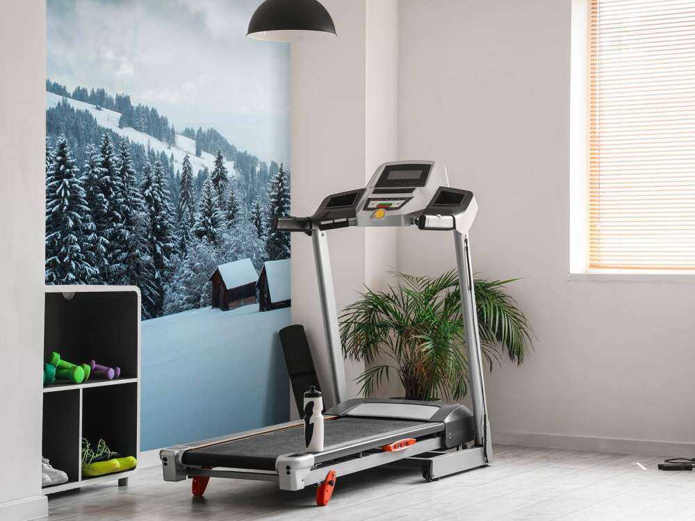 Besneeuwd dennenbos met houten hutten