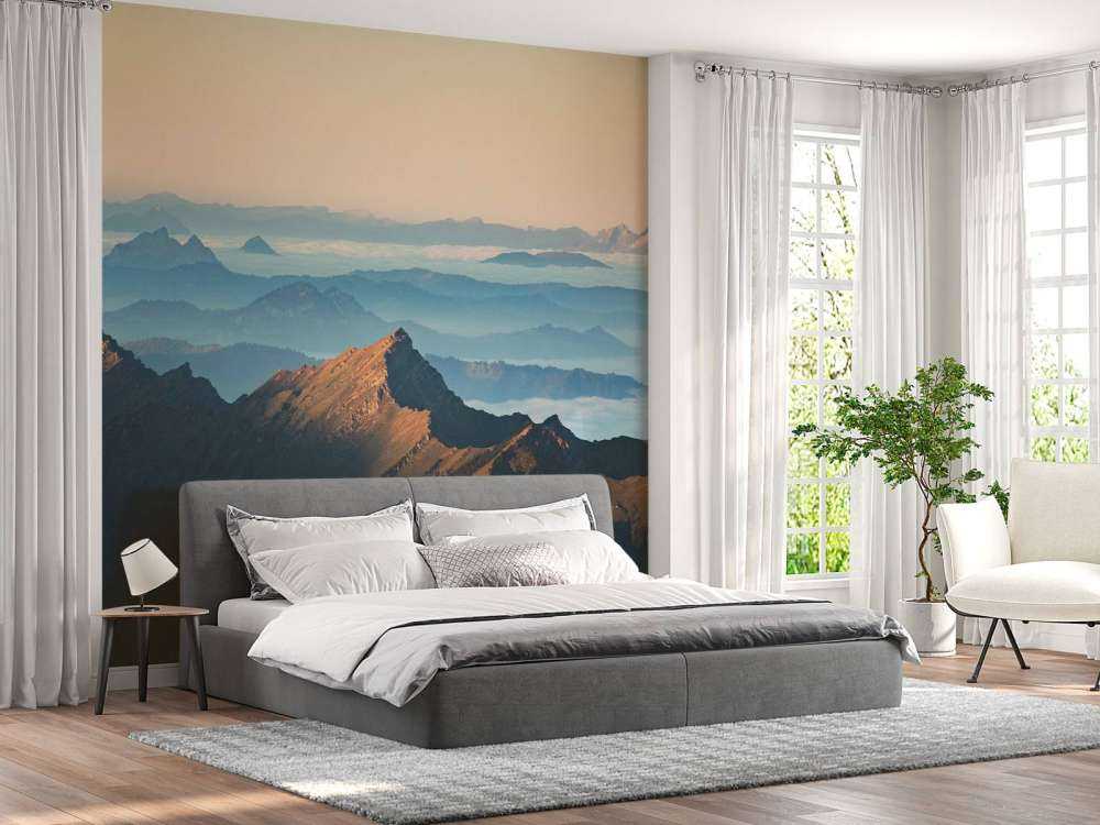 Bergkam in ochtendmist en zonlicht