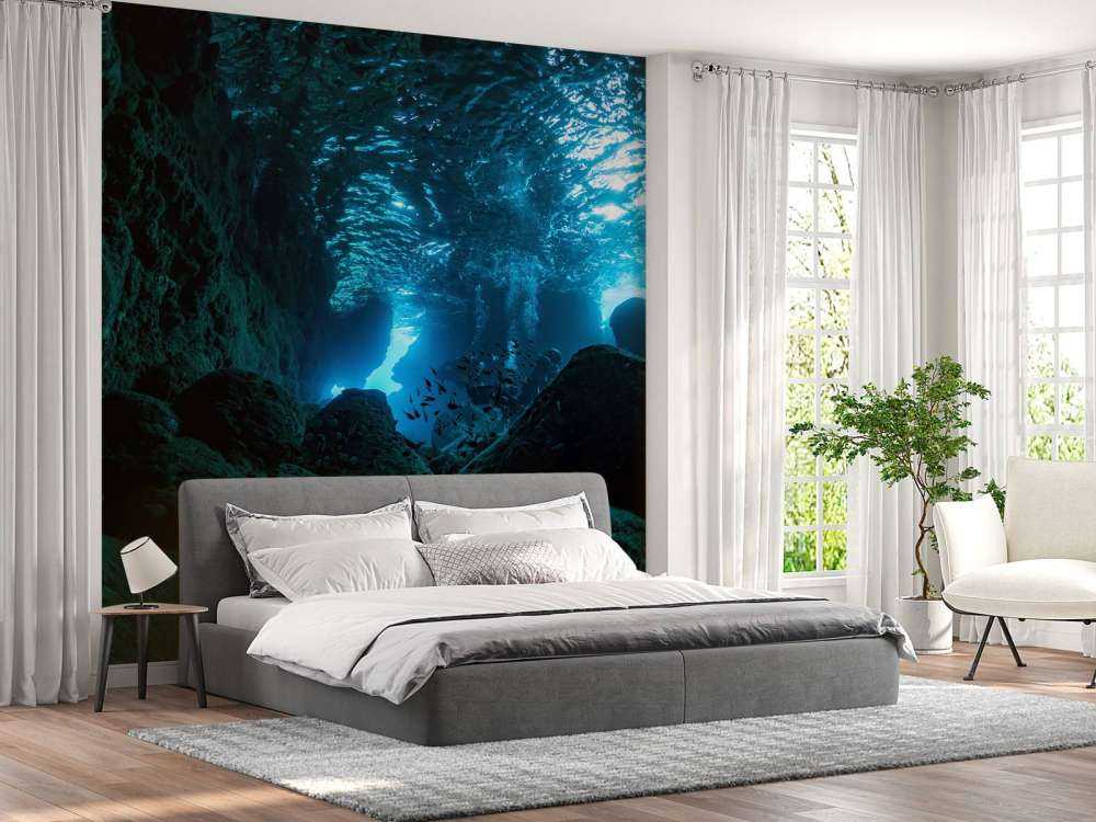 Zonnestralen in onderwater grot