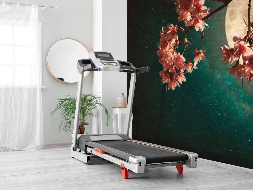 Kersenbloesem met de maan op de achtergrond