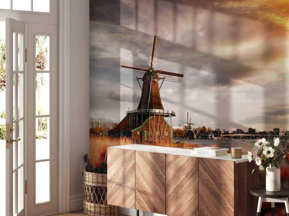 Hollands landschap met molen bij zonsondergang