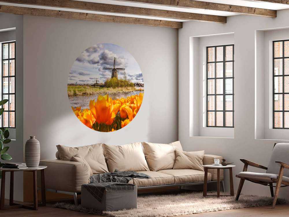 Hollandse molen met oranje tulpen op de voorgrond