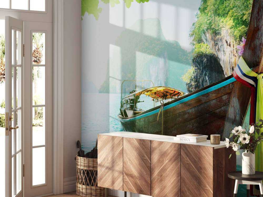 Thaise boot met eilanden op de achtergrond