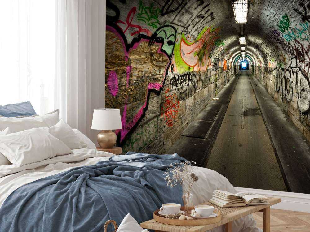 Lange ondergrondse tunnel met graffiti op de muren