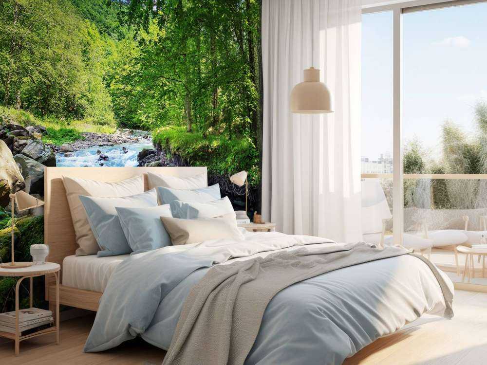 Stromende Rivier in het Bos in Zomer