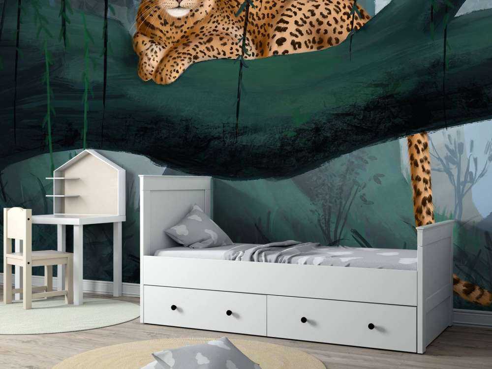 Jachtluipaard op een tak