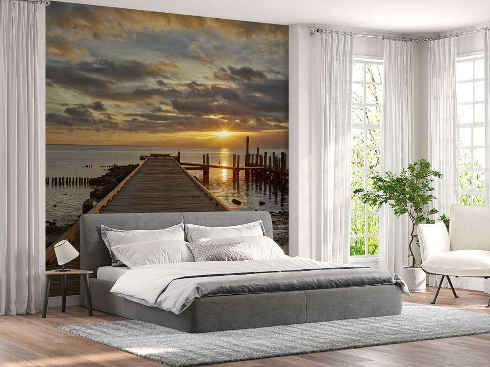 Houten steiger met zonsopkomst