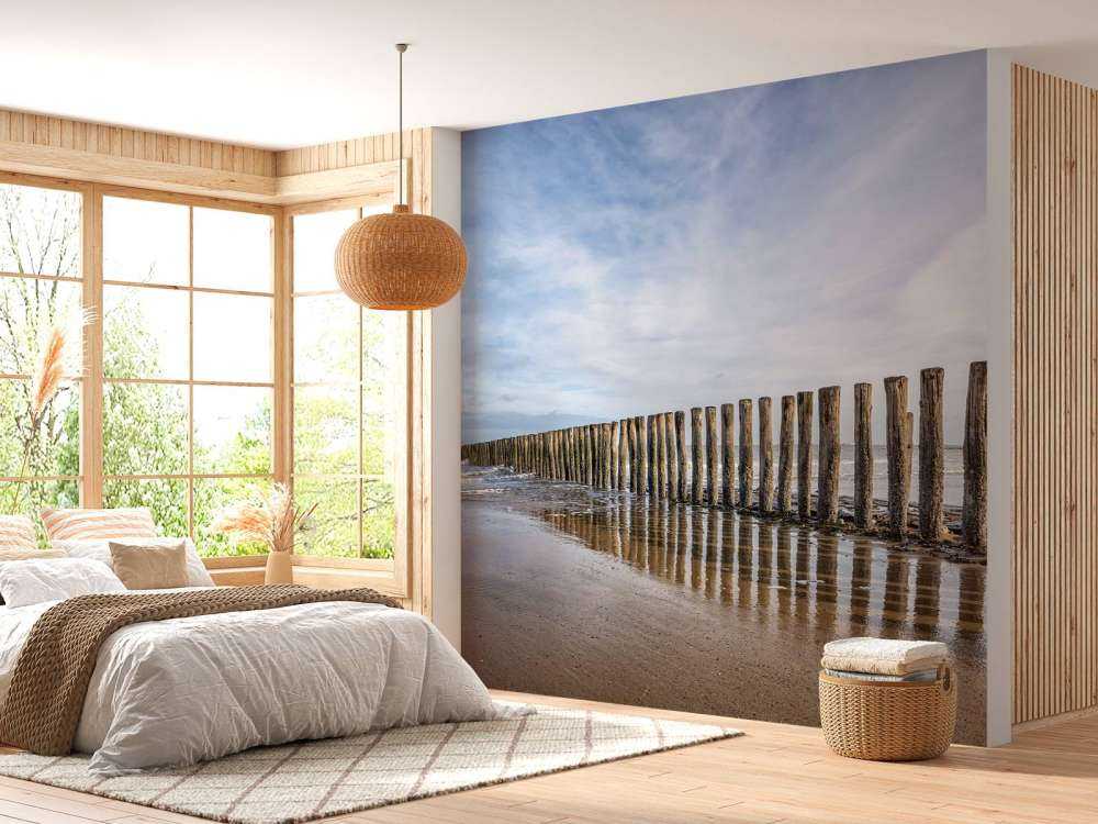 Houten golfbreker aan de kust bij Cadzand bad