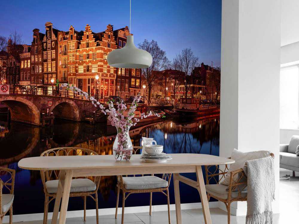 Verlichte huizen langs de gracht